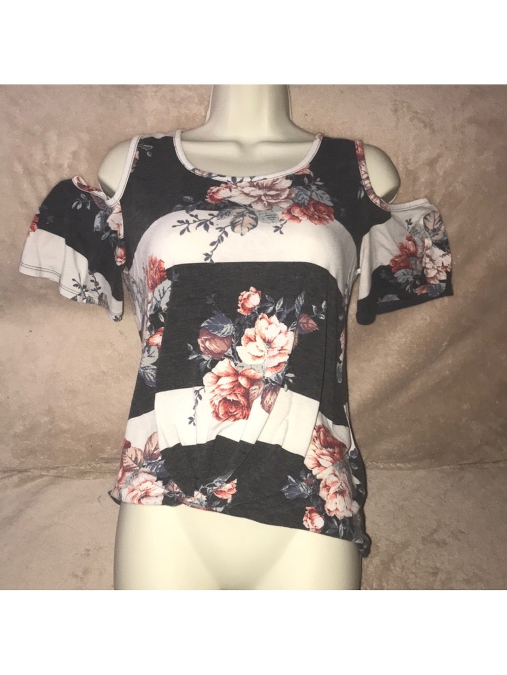 Acting pro small Floral Cold-Shoulder Women’s Top in Black and White